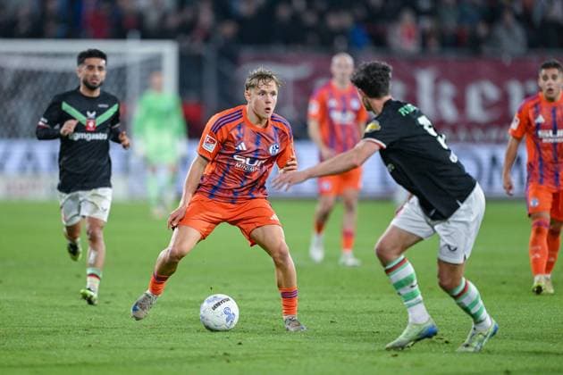 13.11.2025, Fussball, Testspiel, Saison 2025 2026, Twente Enschede - FC Schalke 04, Silas Thier (FC Schalke 04) xRHR-FOTO YYx Copyright: KROEGER RHR-FOTOx RHR-FOTO YY