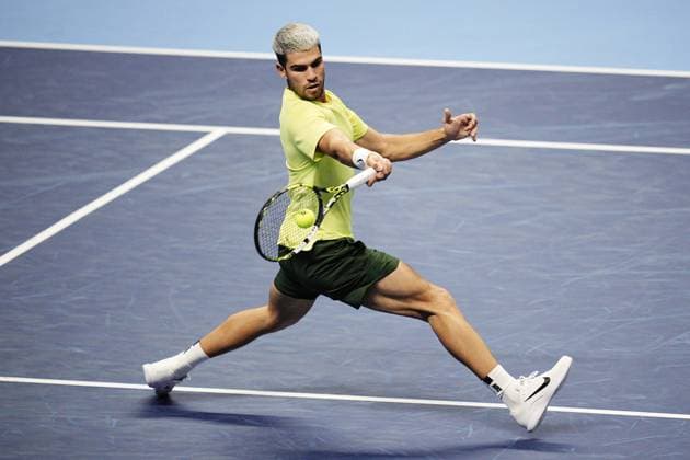 Spain s Carlos Alcaraz returns the ball to Lorenzo Musetti during the singles tennis match of the ATP, Tennis Herren World Tour Finals at the Inalpi Arena in Turin, Italy - Thursday, Nov. 13, 2025. -  Copyright: xMarcoxAlpozzi LaPressex