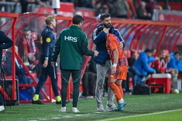 13.11.2025, Fussball, Testspiel, Saison 2025 2026, Twente Enschede - FC Schalke 04, Trainer Miron Muslic (FC Schalke 04), Ayman Emran Gulasi (FC Schalke 04), xRHR-FOTO YYx Copyright: KROEGER RHR-FOTOx RHR-FOTO YY