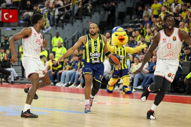 Talen Horton Tucker (Fenerbahce Beko Istanbul, 08) mit Ball mit Jonathan Motley (Hapoel IBI Tel Aviv, 0) und Dan Oturu (Hapoel IBI Tel Aviv, 25), GER, Fenerbahce Beko Istanbul vs. Hapoel IBI Tel Aviv, Basketball, Euroleague, 11. Spieltag, Saison 2025 2026, 13.11.2025, GER, Fenerbahce Beko Istanbul vs. Hapoel IBI Tel Aviv, Basketball, Euroleague, 11. Spieltag, Saison 2025 2026, 13.11.2025 Muenchen Copyright: xEibner-Pressefoto JennixMaulx EP_JML