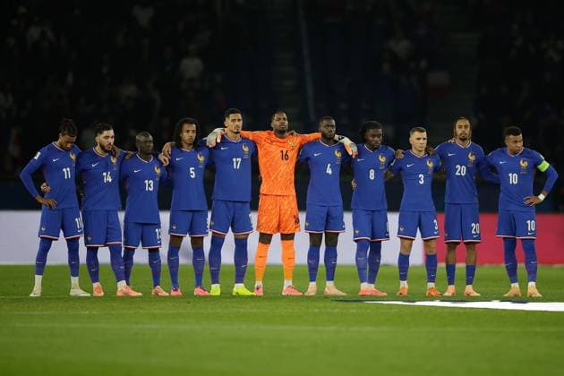 PARIS, FRANCE - 13 NOVEMBER 2025: Team France minute of silence for the victims of the terrorist attack in Paris 2025 before the football match between European Qualifiers for the 2026 FIFA World Cup, WM, Weltmeisterschaft, Fussball WM, Weltmeisterschaft, Fussball, France and Ukraine at Parc des Princes Copyright: AntonioxBorga