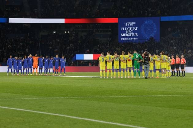 PARIS, FRANCE - 13 NOVEMBER 2025: Team France and Team Ukraine, minute of silence for the victims of the terrorist attack in Paris 2025 before the football match between European Qualifiers for the 2026 FIFA World Cup, WM, Weltmeisterschaft, Fussball WM, Weltmeisterschaft, Fussball, France and Ukraine at Parc des Princes Copyright: AntonioxBorga