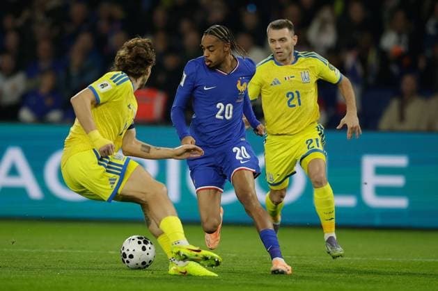PARIS, FRANCE - 13 NOVEMBER 2025: Bogdn Mykhaailichenko (Ukraine), Bradley Barcola (France), Taras Mykhavko (Ukraine) during the football match between European Qualifiers for the 2026 FIFA World Cup, WM, Weltmeisterschaft, Fussball WM, Weltmeisterschaft, Fussball, France and Ukraine at Parc des Princes Copyright: AntonioxBorga