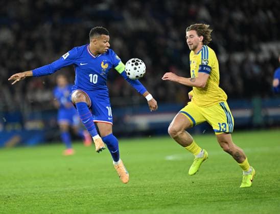 France v Ukraine - FIFA World Cup, WM, Weltmeisterschaft, Fussball 2026 Qualifying match PARIS, FRANCE - NOVEMBER 13: Kylian Mbappe (L) of France in action against Illia Zabarnyi (R) of Ukraine during the FIFA World Cup 2026 Group D European qualification football match between France and Ukraine at Parc des Princes in Paris on November 13, 2025. Mustafa Yalcin Anadolu Paris France. Editorial use only. Please get in touch for any other usage.  Copyright: x2025xAnadoluxMustafaxYalcinx