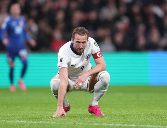 London, England, 13th November 2025. Harry Kane of England goes down on his haunches during the England vs Serbia FIFA World Cup, WM, Weltmeisterschaft, Fussball European Qualifying match at Wembley Stadium, London. Picture credit should read: David Klein Sportimage EDITORIAL USE ONLY. No use with unauthorised audio, video, data, fixture lists, club league logos or live services. Online in-match use limited to 120 images, no video emulation. No use in betting, games or single club league player publications. SPI_045_DK_Eng_Serbia SPI-4283-0045