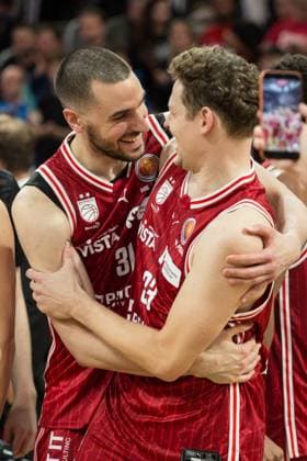 Bamberg, Deutschland 13. November 2025: BBL Pokal - 2025 2026 - 1 4 Finale - BMA365 Bamberg Baskets vs. MLP Academics Heidelberg Im Bild: Jubel bei Daniel Keppeler (Bamberg) und Patrick Heckmann (Bamberg) zum Einzug ins TOP 4 des Pokals Brose Arena Bayern Copyright: xFotostandx xK.xSchmittx