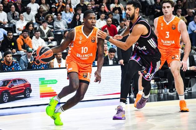 BASKET : Paris Basketball vs Valence Basket Club - Euroligue - JournÃ e 11 - 13 11 25 Omari Moore (Valence BC) Jeremy Morgan (Paris Basketball) ParisFrance  Copyright: xBaptistexAutissierx