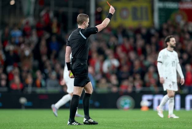 2026 FIFA World Cup, WM, Weltmeisterschaft, Fussball Qualifier Group F, Aviva Stadium, Dublin 13 11 2025 Republic of Ireland vs Portugal Referee Glenn Nyberg awards Portugal s Cristiano Ronaldo a red card Glenn Nyberg awards Cristiano Ronaldo a red card 13 11 2025  Copyright: x INPHO NickxElliottx IMG_0013