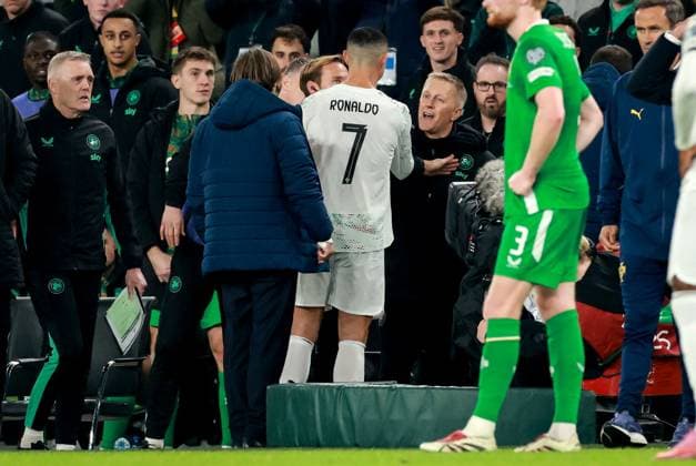 2026 FIFA World Cup, WM, Weltmeisterschaft, Fussball Qualifier Group F, Aviva Stadium, Dublin 13 11 2025 Republic of Ireland vs Portugal Ireland s Manager Heimir Hallgrimsson speaks with Portugal s Cristiano Ronaldo after he leaves the pitch due to a red card Heimir Hallgrimsson speaks with Cristiano Ronaldo after he leaves the pitch due to a red card 13 11 2025  Copyright: x INPHO MorganxTreacyx 0U6A1285