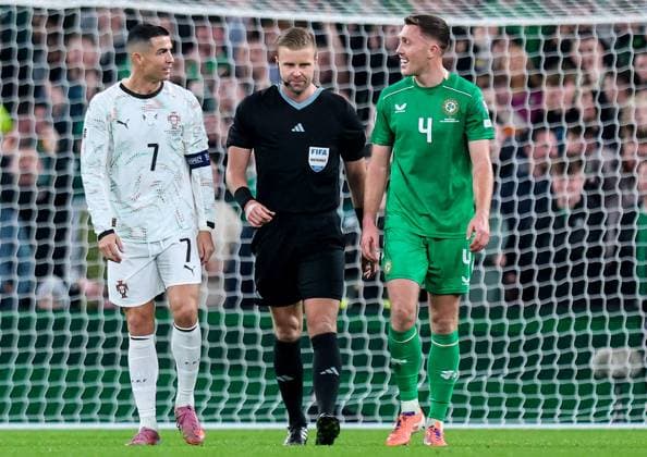 2026 FIFA World Cup, WM, Weltmeisterschaft, Fussball Qualifier Group F, Aviva Stadium, Dublin 13 11 2025 Republic of Ireland vs Portugal Portugal s Cristiano Ronaldo with Referee Glenn Nyberg and Ireland s Dara O Shea Cristiano Ronaldo with Glenn Nyberg and s Dara O Shea 13 11 2025  Copyright: x INPHO RyanxByrnex RB2_6974