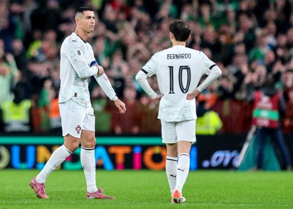2026 FIFA World Cup, WM, Weltmeisterschaft, Fussball Qualifier Group F, Aviva Stadium, Dublin 13 11 2025 Republic of Ireland vs Portugal Portugal s Cristiano Ronaldo removes his captains armband as he leaves the pitch after a red card Cristiano Ronaldo removes his captains armband as he leaves the pitch after a red card 13 11 2025  Copyright: x INPHO RyanxByrnex RB2_7151