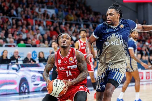 Cobe Williams (BMA365 Bamberg Baskets, 24), Osun Osunniyi (MLP Academics Heidelberg, 12), BMA365 Bamberg Baskets vs. MLP Academics Heidelberg, Basketball, BBL Pokal, Viertelfinale, 13.11.2025 BMA365 Bamberg Baskets vs. MLP Academics Heidelberg, Basketball, BBL Pokal, Viertelfinale, 13.11.2025 Bamberg Copyright: xEibner-Pressefoto G.xSantemizx EP_EER