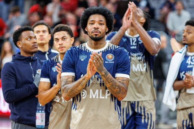 Marcus Weathers (MLP Academics Heidelberg, 00), enttaeuscht, Enttaeuschung, negative Emotionen, negative Emotion, Spielende, BMA365 Bamberg Baskets vs. MLP Academics Heidelberg, Basketball, BBL Pokal, Viertelfinale, 13.11.2025 BMA365 Bamberg Baskets vs. MLP Academics Heidelberg, Basketball, BBL Pokal, Viertelfinale, 13.11.2025 Bamberg Copyright: xEibner-Pressefoto G.xSantemizx EP_EER