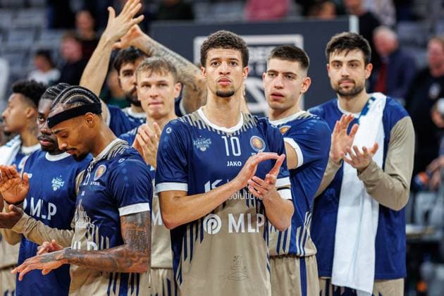 Samuell Williamson (MLP Academics Heidelberg, 10), Team, Mannschaft, enttaeuscht, Enttaeuschung, negative Emotionen, negative Emotion, Spielende, BMA365 Bamberg Baskets vs. MLP Academics Heidelberg, Basketball, BBL Pokal, Viertelfinale, 13.11.2025 BMA365 Bamberg Baskets vs. MLP Academics Heidelberg, Basketball, BBL Pokal, Viertelfinale, 13.11.2025 Bamberg Copyright: xEibner-Pressefoto G.xSantemizx EP_EER