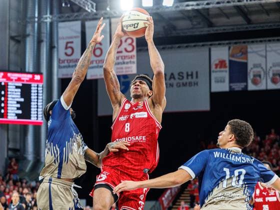 Marcus Weathers (MLP Academics Heidelberg, 00), Demarcus Demonia (BMA365 Bamberg Baskets, 08), BMA365 Bamberg Baskets vs. MLP Academics Heidelberg, Basketball, BBL Pokal, Viertelfinale, 13.11.2025 BMA365 Bamberg Baskets vs. MLP Academics Heidelberg, Basketball, BBL Pokal, Viertelfinale, 13.11.2025 Bamberg Copyright: xEibner-Pressefoto G.xSantemizx EP_EER