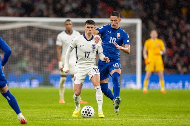 Football - FIFA World Cup, WM, Weltmeisterschaft, Fussball 2026 Qualifying - Group K - England v Serbia LONDON, ENGLAND - Thursday, November 13, 2025: England s Phil Foden is challenged by Serbia s SaÅ¡a LukiÄ‡ (R) during the FIFA World Cup 2026 Qualifying Group K match between England and Serbia at Wembley Stadium. (Photo by David Rawcliffe Propaganda) LONDON Wembley Stadium GREATER LONDON ENGLAND  Copyright: xDavidxRawcliffex P2025-11-13-England_Serbia-60
