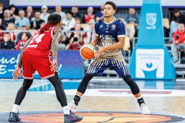 Cobe Williams (BMA365 Bamberg Baskets, 24), Kevin McClain (MLP Academics Heidelberg, 03), BMA365 Bamberg Baskets vs. MLP Academics Heidelberg, Basketball, BBL Pokal, Viertelfinale, 13.11.2025 BMA365 Bamberg Baskets vs. MLP Academics Heidelberg, Basketball, BBL Pokal, Viertelfinale, 13.11.2025 Bamberg Copyright: xEibner-Pressefoto G.xSantemizx EP_EER