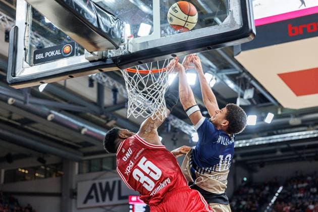 Ejiofor Onu (BMA365 Bamberg Baskets, 35), Samuell Williamson (MLP Academics Heidelberg, 10), BMA365 Bamberg Baskets vs. MLP Academics Heidelberg, Basketball, BBL Pokal, Viertelfinale, 13.11.2025 BMA365 Bamberg Baskets vs. MLP Academics Heidelberg, Basketball, BBL Pokal, Viertelfinale, 13.11.2025 Bamberg Copyright: xEibner-Pressefoto G.xSantemizx EP_EER