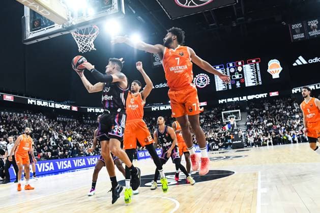 BASKET : Paris Basketball vs Valence Basket Club - Euroligue - JournÃ e 11 - 13 11 25 Braxton Key (Valence BC) Dereck Willis (Paris Basketball) ParisFrance  Copyright: xBaptistexAutissierx