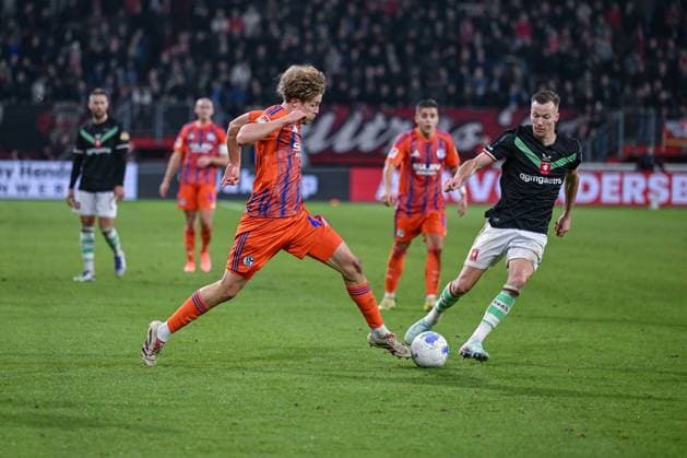 13.11.2025, Fussball, Testspiel, Saison 2025 2026, Twente Enschede - FC Schalke 04, Mika Khadr (FC Schalke 04) xRHR-FOTO YYx Copyright: KROEGER RHR-FOTOx RHR-FOTO YY