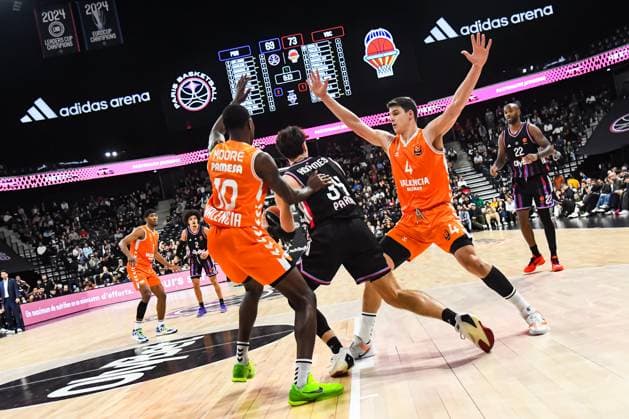 BASKET : Paris Basketball vs Valence Basket Club - Euroligue - JournÃ e 11 - 13 11 25 Daulton Hommes (Paris Basketball) Jaime Pradilla (Valence BC) ParisFrance  Copyright: xBaptistexAutissierx
