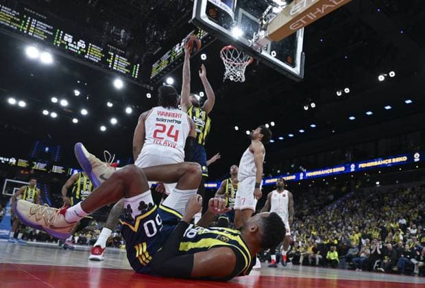 Fenerbahce Beko v Hapoel IBI - EuroLegaue MUNICH, GERMANY - NOVEMBER 13: Bonzie Colson (50) of Fenerbahce Beko on the floor during Turkish Airlines EuroLegaue week 11 basketball match between Fenerbahce Beko and Hapoel IBI at SAP Garden in Munich, Germany on November 13, 2025. Halil Sagirkaya Anadolu Munich Germany. Editorial use only. Please get in touch for any other usage.  Copyright: x2025xAnadoluxHalilxSagirkayax
