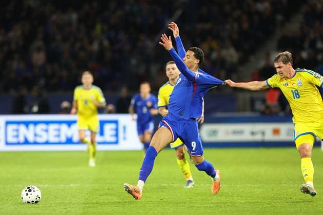 November 13, 2025, Paris, Ile-De-France, France: HUGO EKITIKE of France is grabbed by YEHOR YARMOLYUK of Ukraine in the FIFA World Cup, WM, Weltmeisterschaft, Fussball 2026 European Qualifiers group D stage game between FRANCE and UKRAINE at the Parc des Princes in Paris, France Paris France - ZUMAc179 20251113_zep_c179_083 Copyright: xMickaelxChavetx