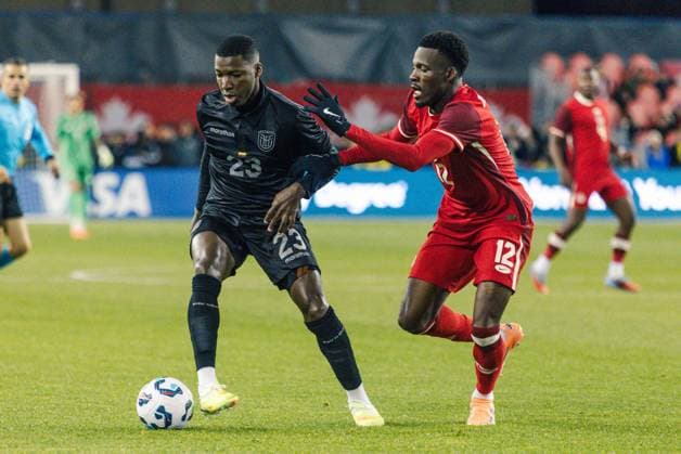 Toronto, Canada, November 13th 2025 Moisés Caicedo (23 Ecuador) and Tani Oluwaseyi (12 Canada) in action during the Men s International Friendly, Länderspiel, Nationalmannschaft game between Canada and Ecuador at BMO Field in Toronto, Canada (EDITORIAL USAGE ONLY). (Curtis Wong SPP) Copyright: xCurtisxWongx xSPPx Sportspressphoto_SPR61567