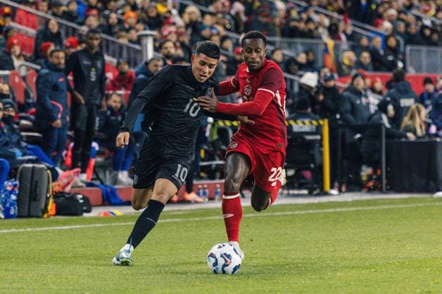 Toronto, Canada, November 13th 2025 Kendry Paez Andrade (10 Ecuador) and Richie Laryea (22 Canada) in action during the Men s International Friendly, Länderspiel, Nationalmannschaft game between Canada and Ecuador at BMO Field in Toronto, Canada (EDITORIAL USAGE ONLY). (Curtis Wong SPP) Copyright: xCurtisxWongx xSPPx Sportspressphoto_SPR61596