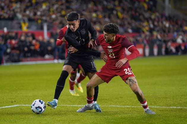 November 13, 2025, Toronto, Ontario, Canada: Kendry Paez 10 of Ecuador and Jonathan Osorio 21 of Canada battle for the ball forward during the International Friendly, Länderspiel, Nationalmannschaft match between Canada and Ecuador at BMO Filed. on November 13, 2025 in Toronto, Ontario. Toronto Canada - ZUMAe321 20251113_zsa_e321_015 Copyright: xLeonardoxRamirezx