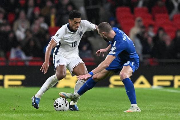 England v Serbia 2026 FIFA World Cup, WM, Weltmeisterschaft, Fussball Qualifier 13 11 2025. Group K Jude Bellingham (10) of England on the attack battles for possession with Strahinja Pavlovic of Serbia during the 2026 FIFA World Cup Qualifier match between England and Serbia at Wembley Stadium, London, England on 13 November 2025. London Wembley Stadium Greater London England Editorial use only , Copyright: xGrahamxHuntx PSI-23212-0274