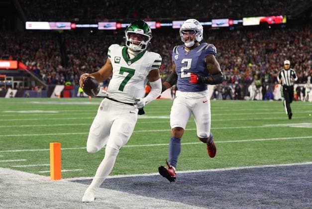 NFL, American Football Herren, USA 2025: Jets Vs Patriots NOV 13 November 13, 2025; Foxborough, MA, USA; New York Jets quarterback Justin Fields (7) runs in for a touchdown as New England Patriots linebacker Harold Landry III (2) pursues during the NFL game between New York Jets and New England Patriots at Gillette Stadium in Foxborough, MA. (Credit Image: Anthony Nesmith Cal Media) (Credit Image: Anthony Nesmith Cal Sport Media) Foxborough Massachusetts United States EDITORIAL USE ONLY Copyright: xx ZUMA-20251113_zma_c04_013.jpg AnthonyxNesmithx csmphotothree442570
