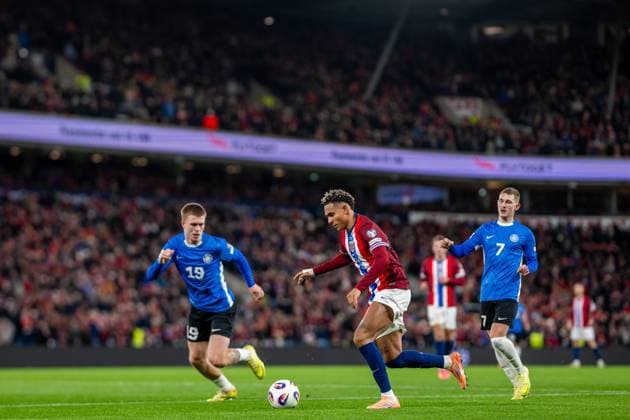 251113 Michael Schjonning-Larsen of Estonia and Antonio Nusa of Norway during the FIFA World Cup, WM, Weltmeisterschaft, Fussball Qualifier football match between Norway and Estonia on November 13, 2025 in Oslo. Photo: Vegard Grott BILDBYRAN kod VG VG0831 bbeng fotball football soccer fotboll fifa world cup qualifiers european qualifiers 2026 uefa world cup qualifiers vm-kvalifisering vm kvalik vm kval norge norway estland estonia Copyright: VEGARDxGRoTT BB251113VG097