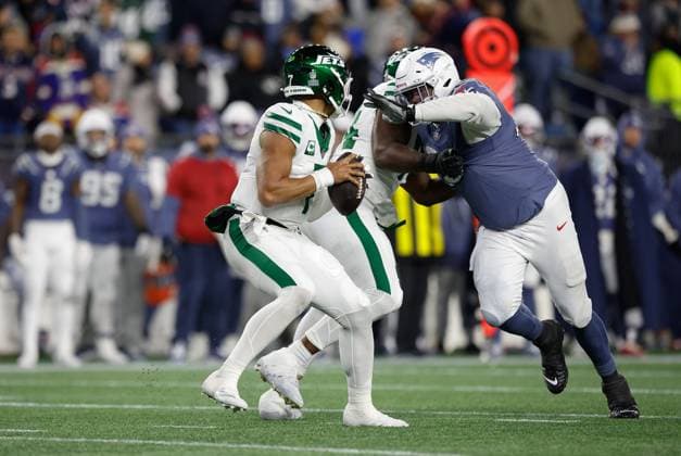 November 13, 2025; Foxborough, MA, USA; New England Patriots defensive tackle Christian Barmore (90) pursues New York Jets quarterback Justin Fields (7) during the NFL, American Football Herren, USA game between New York Jets and New England Patriots at Gillette Stadium in Foxborough, MA. Foxborough United States - ZUMAc04_ 20251113_zma_c04_034 Copyright: xAnthonyxNesmithx