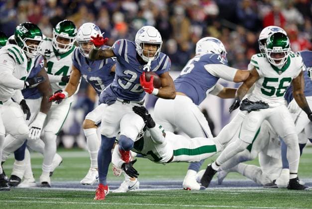 November 13, 2025; Foxborough, MA, USA; New England Patriots running back Treveyon Henderson (32) runs with the ball during the NFL, American Football Herren, USA game between New York Jets and New England Patriots at Gillette Stadium in Foxborough, MA. Foxborough United States - ZUMAc04_ 20251113_zma_c04_052 Copyright: xAnthonyxNesmithx