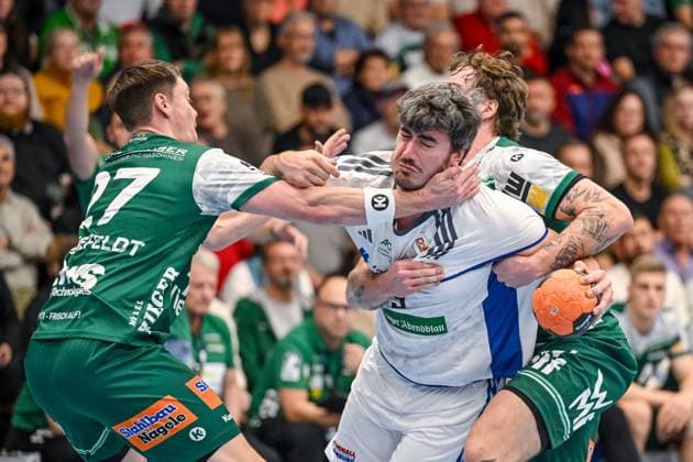 Goeppingen, Deutschland, 13.11.25: Oskar Sunnefeldt (FRISCH AUF! Goeppingen), Jacob Lassen (HSV Hamburg) und Victor Kloeve (FRISCH AUF! Goeppingen) im Zweikampf waehrend des Daikin Handball Bundesliga Spiels zwischen FRISCH AUF! Goeppingen vs HSV Hamburg in der EWS Arena am 13. November 2025 in Goeppingen, Deutschland. (Foto von Harry Langer DeFodi Images) Goeppingen, Germany, 13.11.25: Oskar Sunnefeldt (FRISCH AUF! Goeppingen), Jacob Lassen (HSV Hamburg) und Victor Kloeve (FRISCH AUF! Goeppingen) battle for the ball during the Daikin Handball Bundesliga match between FRISCH AUF! Goeppingen vs HSV Hamburg at EWS Arena on November 13, 2025 in Goeppingen, Germany. (Photo by Harry Langer DeFodi Images) (Photo by Harry Langer DeFodi Images) Goeppingen, Germany, 13 11 25 Oskar Sunnefeldt FRISCH AUF Goeppingen , Jacob Lassen HSV Hamburg and Victor Kloeve FRISCH AUF Goeppingen in a duel during the Daikin Handball Bundesliga match between FRISCH AUF Goeppingen vs HSV Hamburg at EWS Arena on November 13, 2025 in Goeppingen, Germany Photo by Harry Langer DeFodi Images Goeppingen, Germany, 13 11 25 Oskar Sunnefeldt FRISCH AUF Goeppingen , Jacob Lassen HSV Hamburg and Victor Kloeve FRISCH AUF Goeppingen battle for the ball during the Daikin Handball Bundesliga match between FRISCH AUF Goeppingen vs HSV Hamburg at EWS Arena on November 13, 2025 in Goeppingen, Germany Photo by Harry Langer DeFodi Images Photo by Harry Langer DeFodi Images