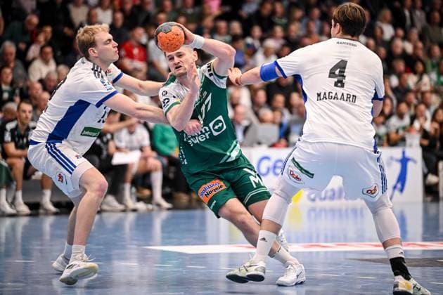 Goeppingen, Deutschland, 13.11.25: Einar Olafsson (HSV Hamburg), David Schmidt (FRISCH AUF! Goeppingen) und Andreas Magaard (HSV Hamburg) im Zweikampf waehrend des Daikin Handball Bundesliga Spiels zwischen FRISCH AUF! Goeppingen vs HSV Hamburg in der EWS Arena am 13. November 2025 in Goeppingen, Deutschland. (Foto von Harry Langer DeFodi Images) Goeppingen, Germany, 13.11.25: Einar Olafsson (HSV Hamburg), David Schmidt (FRISCH AUF! Goeppingen) und Andreas Magaard (HSV Hamburg) battle for the ball during the Daikin Handball Bundesliga match between FRISCH AUF! Goeppingen vs HSV Hamburg at EWS Arena on November 13, 2025 in Goeppingen, Germany. (Photo by Harry Langer DeFodi Images) (Photo by Harry Langer DeFodi Images) Goeppingen, Germany, 13 11 25 Einar Olafsson HSV Hamburg , David Schmidt FRISCH AUF Goeppingen and Andreas Magaard HSV Hamburg in a duel during the Daikin Handball Bundesliga match between FRISCH AUF Goeppingen vs HSV Hamburg at EWS Arena on November 13, 2025 in Goeppingen, Germany Photo by Harry Langer DeFodi Images Goeppingen, Germany, 13 11 25 Einar Olafsson HSV Hamburg , David Schmidt FRISCH AUF Goeppingen and Andreas Magaard HSV Hamburg battle for the ball during the Daikin Handball Bundesliga match between FRISCH AUF Goeppingen vs HSV Hamburg at EWS Arena on November 13, 2025 in Goeppingen, Germany Photo by Harry Langer DeFodi Images Photo by Harry Langer DeFodi Images