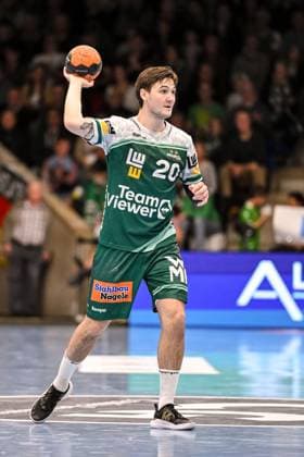 Goeppingen, Deutschland, 13.11.25: Ludvig Hallbaeck (FRISCH AUF! Goeppingen) in Aktion, am Ball, Einzelaktion waehrend des Daikin Handball Bundesliga Spiels zwischen FRISCH AUF! Goeppingen vs HSV Hamburg in der EWS Arena am 13. November 2025 in Goeppingen, Deutschland. (Foto von Harry Langer DeFodi Images) Goeppingen, Germany, 13.11.25: Ludvig Hallbaeck (FRISCH AUF! Goeppingen) controls the Ball during the Daikin Handball Bundesliga match between FRISCH AUF! Goeppingen vs HSV Hamburg at EWS Arena on November 13, 2025 in Goeppingen, Germany. (Photo by Harry Langer DeFodi Images) (Photo by Harry Langer DeFodi Images) Goeppingen, Germany, 13 11 25 Ludvig Hallbaeck FRISCH AUF Goeppingen in action, on the ball, single action during the Daikin Handball Bundesliga match between FRISCH AUF Goeppingen vs HSV Hamburg at EWS Arena on November 13, 2025 in Goeppingen, Germany Photo by Harry Langer DeFodi Images Goeppingen, Germany, 13 11 25 Ludvig Hallbaeck FRISCH AUF Goeppingen controls the Ball during the Daikin Handball Bundesliga match between FRISCH AUF Goeppingen vs HSV Hamburg at EWS Arena on November 13, 2025 in Goeppingen, Germany Photo by Harry Langer DeFodi Images Photo by Harry Langer DeFodi Images