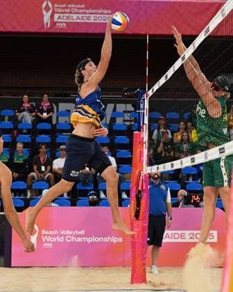 251114 Sweden™s Jacob Nilsson Holting and Elmer Andersson during their victorious first group game against Australia™s Hood Merritt during The Beach volleyball, Beachvolleyball World Championships 14 November 2025 in Adelaide, Australia. Photo: Michael Errey BILDBYRAN volleyboll volleyball beachvolley beach volleyball world championships sverige australien national team, Nationalteam sweden herr Copyright: MICHAELxERREY BB251114BB149