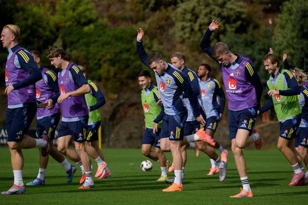 251114 Gabriel Gudmundsson and Alexander Bernhardsson of the Swedish national football team during a training session on November 14, 2025 in Marbella. Photo: Joel Marklund BILDBYRAN kod JM JM0749 bbeng fotboll football soccer fotball vm-kval FIFA World Cup, WM, Weltmeisterschaft, Fussball qualifier träning practice training sverige sweden sverige a Copyright: JOELxMARKLUND BB251114JM002