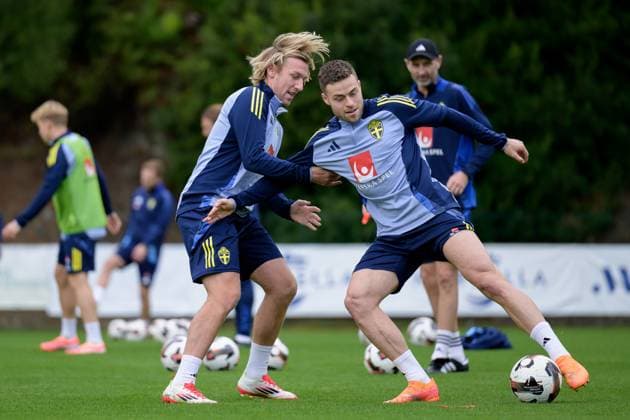 251114 Emil Forsberg and Gabriel Gudmundsson of the Swedish national football team during a training session on November 14, 2025 in Marbella. Photo: Joel Marklund BILDBYRAN kod JM JM0749 bbeng fotboll football soccer fotball vm-kval FIFA World Cup, WM, Weltmeisterschaft, Fussball qualifier träning practice training sverige sweden sverige a Copyright: JOELxMARKLUND BB251114JM005
