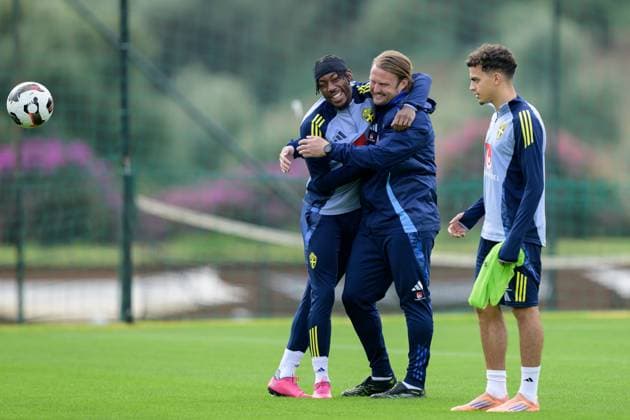 251114 Anthony Elanga, assistant coach Björn Hamberg and Yasin Ayari of the Swedish national football team during a training session on November 14, 2025 in Marbella. Photo: Joel Marklund BILDBYRAN kod JM JM0749 bbeng fotboll football soccer fotball vm-kval FIFA World Cup, WM, Weltmeisterschaft, Fussball qualifier träning practice training sverige sweden sverige a Copyright: JOELxMARKLUND BB251114JM018