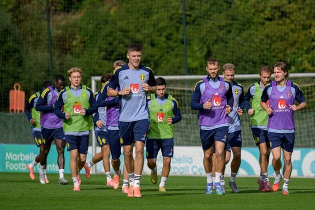 251114 Emil Holm, Jesper Karlström and Mattias Svanberg of the Swedish national football team during a training session on November 14, 2025 in Marbella. Photo: Joel Marklund BILDBYRAN kod JM JM0749 bbeng fotboll football soccer fotball vm-kval FIFA World Cup, WM, Weltmeisterschaft, Fussball qualifier träning practice training sverige sweden sverige a Copyright: JOELxMARKLUND BB251114JM022
