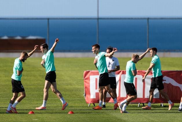 SOCCER - FIFA WC quali, CYP vs AUT PAPHOS,CYPRUS,14.NOV.25 - FIFA World Cup, WM, Weltmeisterschaft, Fussball 2026, European Qualifiers, group stage, OEFB international match, Länderspiel, Nationalmannschaft Cyprus vs Austria, preview, training AUT. Image shows Konrad Laimer, Michael Gregoritsch, Philipp Lienhart, sports scientist Gerhard Zallinger, Xaver Schlager and Christoph Baumgartner (AUT). GEPAxpictures xArminxRauthner