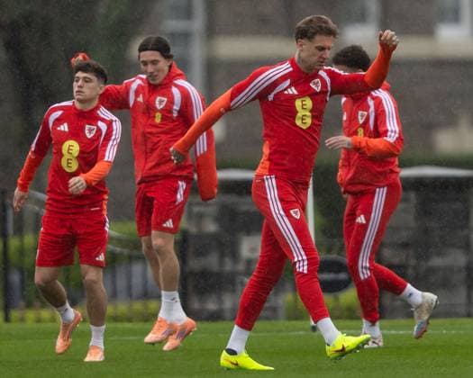 Wales Training Joe Rodon warm ups during the Wales Training session at The Vale Resort, Hensol UK Newspapers OUT Copyright: xKaraxThomasx FIL-22498-0010