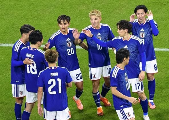 Football: Japan vs. Ghana Japan s Ritsu Doan (10) is congratulated by teammates after scoring the team s second goal in the second half of a football International Friendly, Länderspiel, Nationalmannschaft against Ghana at Toyota Stadium in Toyota, Aichi Prefecture, on Nov. 14, 2025.  A14AA0005035716P