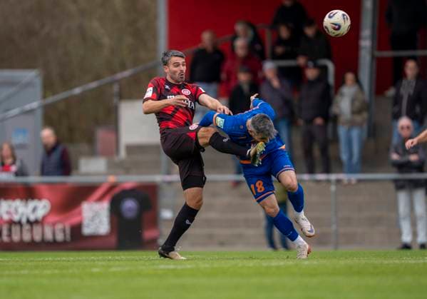 Zweikampf zwischen: Sascha Mockenhaupt (SV Wehen Wiesbaden, 4) und Arif Gueclue (Sportfreunde Siegen, 18) SV Wehen Wiesbaden - Sportfreunde Siegen 14.11.2025 Fussball, Testspiel Regionalliga, SV Wehen Wiesbaden - Sportfreunde Siegen, GER, Taunusstein, NLZ Halberg Copyright: HMBxMedia xMarcoxBader