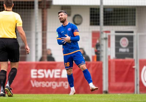 Arif Gueclue (Sportfreunde Siegen, 18) ärgert sich SV Wehen Wiesbaden - Sportfreunde Siegen 14.11.2025 Fussball, Testspiel Regionalliga, SV Wehen Wiesbaden - Sportfreunde Siegen, GER, Taunusstein, NLZ Halberg Copyright: HMBxMedia xMarcoxBader