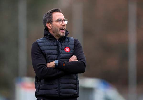 Boris Schommers (Sportfreunde Siegen, Trainer) SV Wehen Wiesbaden - Sportfreunde Siegen 14.11.2025 Fussball, Testspiel Regionalliga, SV Wehen Wiesbaden - Sportfreunde Siegen, GER, Taunusstein, NLZ Halberg Copyright: HMBxMedia xMarcoxBader