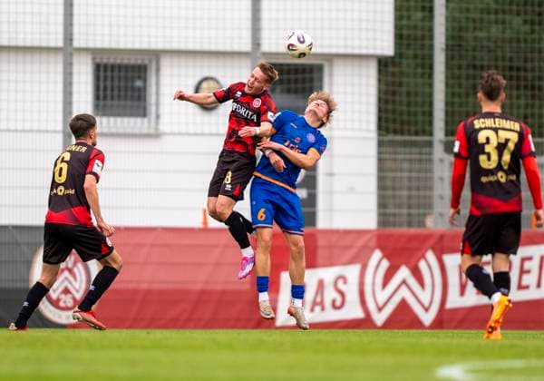 Kopfballduell zwischen Leon Pursian (Sportfreunde Siegen, 6) und Fabian Greilinger (SV Wehen Wiesbaden, 18) SV Wehen Wiesbaden - Sportfreunde Siegen 14.11.2025 Fussball, Testspiel Regionalliga, SV Wehen Wiesbaden - Sportfreunde Siegen, GER, Taunusstein, NLZ Halberg Copyright: HMBxMedia xMarcoxBader
